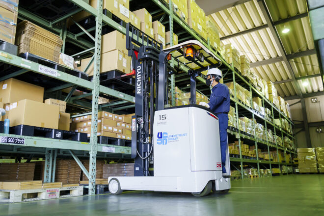 フォークリフトで部品の運搬