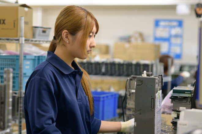 自動販売機部品の整備風景